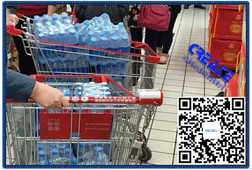 市民搶購瓶裝水